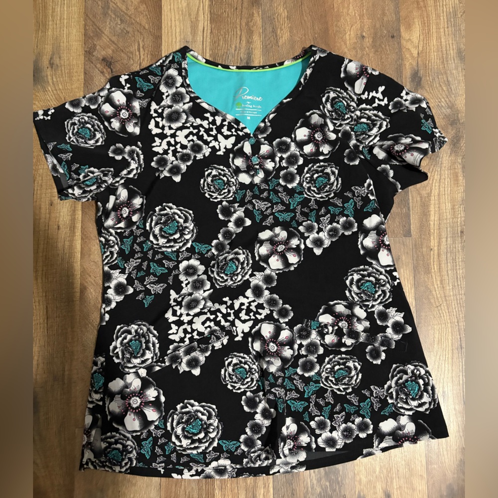 Healing Hands medium scrub top